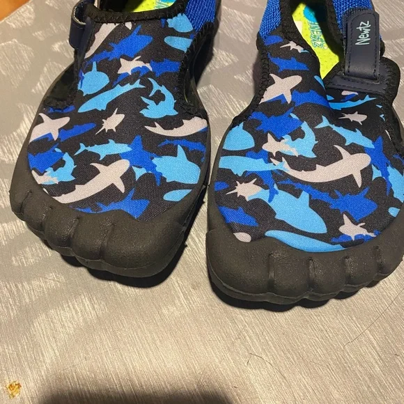 Newts blue green sharks boys, water shoes, size 2/3 adjustable strap - Picture 5 of 6